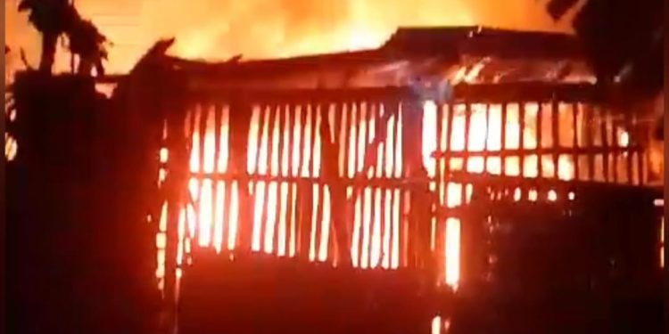 Rumah Pembuat Lontong Di Perak Jombang Terbakar, Diduga Api Tungku Menyambar Tumpukan Kayu 12 Rumah Pembuat Lontong Di Perak Jombang Terbakar, Diduga Api Tungku Menyambar Tumpukan Kayu