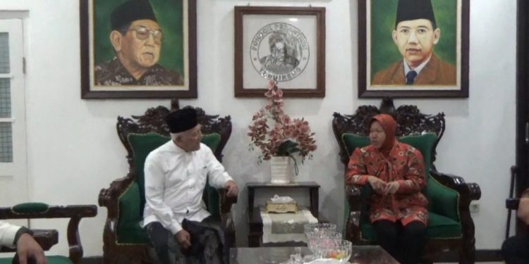 Ziarah ke Makam Pendiri NU, Mensos Risma Masih Pertimbangkan untuk Mundur 14 Ziarah ke Makam Pendiri NU, Mensos Risma Masih Pertimbangkan untuk Mundur