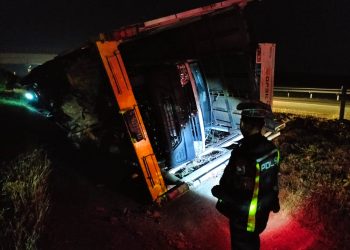 Truk Pembawa Mobil Baru Terguling di Tol Jombang – Mojokerto