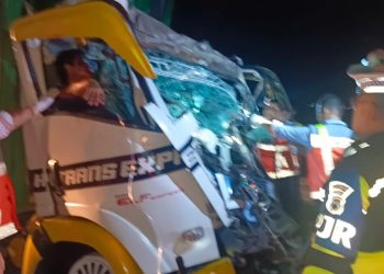 Truk Muatan Paket Tabrak Truk Gandeng di Tol Jomo Dua Luka Berat