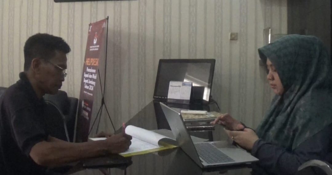 Hari Terakhir Perbaikan, LO Paslon Cabup Jombang Datangi Helpdesk KPU 12 Hari Terakhir Perbaikan, LO Paslon Cabup Jombang Datangi Helpdesk KPU