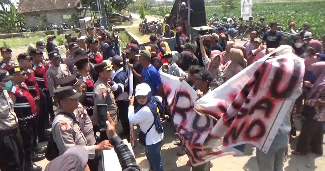 Jarang Ngantor Selama 3 Tahun, Kades Banjardowo Kabuh Didemo Warganya