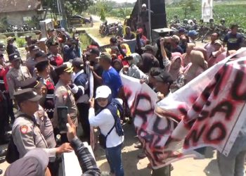 Jarang Ngantor Selama 3 Tahun, Kades Banjardowo Kabuh Didemo Warganya