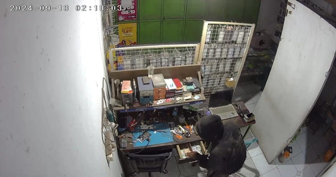 Maling Bersarung, Berkumis Tebal,Gasak Konter HP di Jombang Terekam CCTV