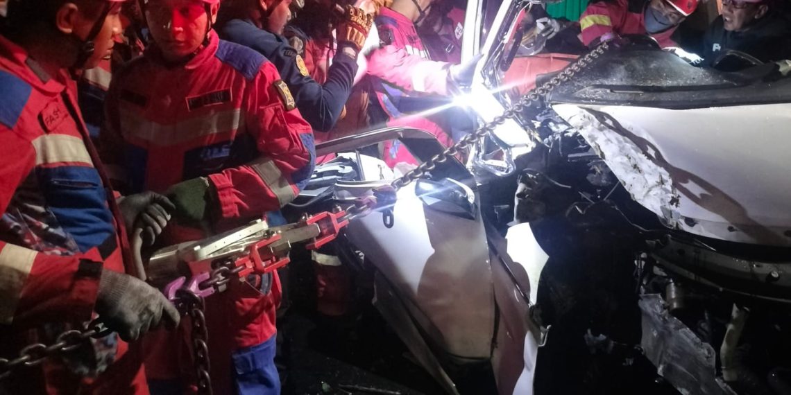Diduga Mengantuk, Mobil Tabrak Pohon di Kedung Cowek Sopir Terjepit