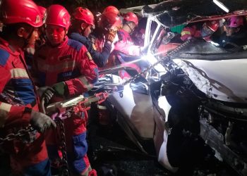 Diduga Mengantuk, Mobil Tabrak Pohon di Kedung Cowek Sopir Terjepit
