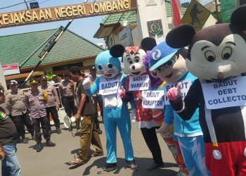 Berkostum Badut FRMJ Gelar Unras di Kejari Jombang, Soroti Penegakan Hukum Kasus Korupsi