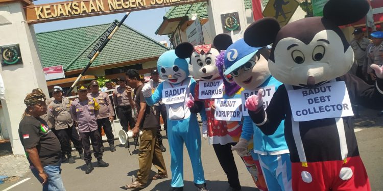 Berkostum Badut FRMJ Gelar Unras di Kejari Jombang, Soroti Penegakan Hukum Kasus Korupsi
