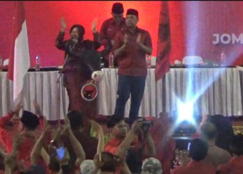 Hadiri Rakercabsus di Jombang, Risma Lecut Semangat Perjuangan Ribuan Kader Banteng