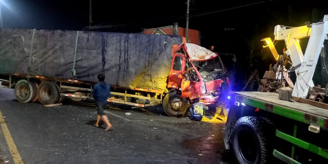 Adu Banteng Truk Ayam Vs Truk Triplek di Mojoagung, 3 Orang Terjepit