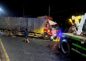 Adu Banteng Truk Ayam Vs Truk Triplek di Mojoagung, 3 Orang Terjepit