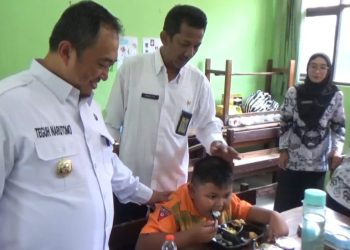 Pj Bupati Jombang Pantau Uji Coba Makan Siang Gratis di SDN Kepatihan