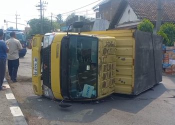 Truk Boks Muatan Snack Terguling di Jalan Raya Jombang – Surabaya