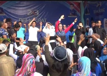 Bahagia Tak Mau Terlena Hasil Survey, Emil Dardak Senam Bareng Emak Emak di Jombang