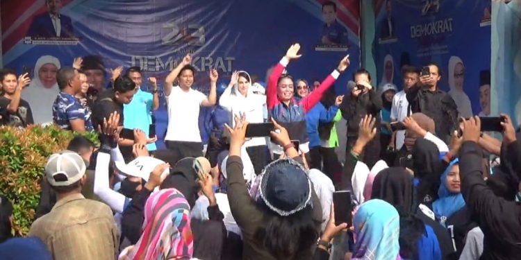 Bahagia Tak Mau Terlena Hasil Survey, Emil Dardak Senam Bareng Emak Emak di Jombang