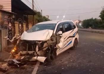 Minibus Dikemudikan Anak 16 Tahun Hantam Pagar Rumah Warga Terekam CCTV