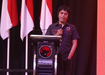 Sosok Risma di Mata Adian Napitupulu, “Risma Bekerja Dengan Hati, Jika Jadi Gubernur, Berkah bagi Rakyat Jawa Timur