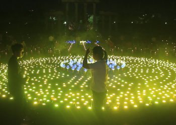 Peringati Hari Asadha Ribuan Umat Budha Nyalakan 10 Ribu Lilin Perdamaian