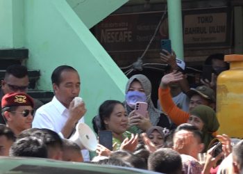 Jelang Purna Tugas ,Presiden Jokowi Pamitan Ke Warga Di Pasar Soponyono Surabaya