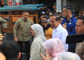 Presiden Jokowi di Pasar Dukuh Kupang : Harga Baik , Telur Terlalu Rendah Rp 24 Ribu Perkilo