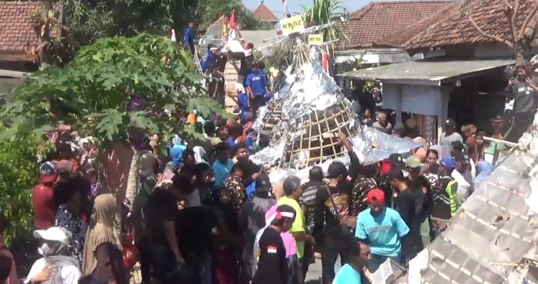 Ratusan Warga Dusun Banjarkerep Jombang Rebutan Uang dan Gunungan Hasil Bumi