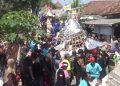Ratusan Warga Dusun Banjarkerep Jombang Rebutan Uang dan Gunungan Hasil Bumi 19 Ratusan Warga Dusun Banjarkerep Jombang Rebutan Uang dan Gunungan Hasil Bumi