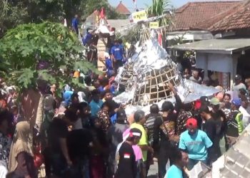 Ratusan Warga Dusun Banjarkerep Jombang Rebutan Uang dan Gunungan Hasil Bumi