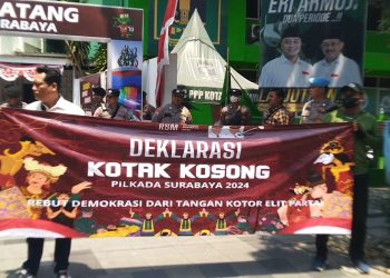 Geruduk Kantor KPU,Sejumlah Warga Suarakan Pilih Kotak Kosong Di Pilwali Surabaya