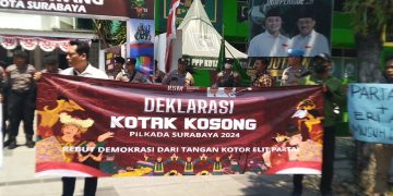 Geruduk Kantor KPU,Sejumlah Warga Suarakan Pilih Kotak Kosong Di Pilwali Surabaya