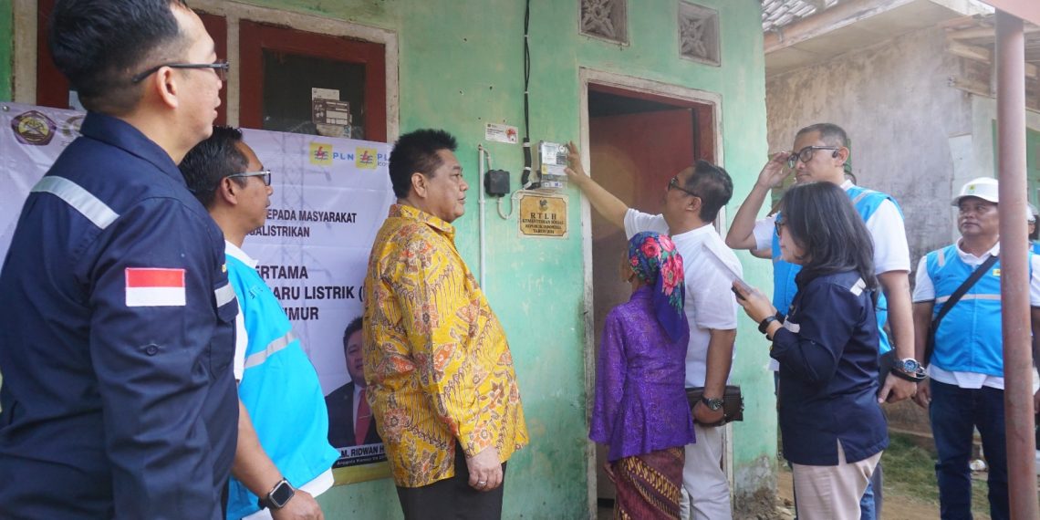 Sambung Listrik Untuk 14.424 Masyarakat Pra Sejahtera,PLN Semarakkan Hari Pelanggan Nasional 14 Petugas PLN sambungkan listrik masyarakat pra sejahtera di Malang (Foto: Komunikasi dan Umum PT PLN (Persero) Unit Induk Distribusi Jawa Timur)