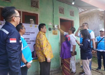 Petugas PLN sambungkan listrik masyarakat pra sejahtera di Malang (Foto: Komunikasi dan Umum PT PLN (Persero) Unit Induk Distribusi Jawa Timur)