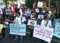 Gabungan Elemen Masyarakat Deklarasi Pilih Kotak Kosong di Depan DPRD Surabaya 19 Gabungan Elemen Masyarakat Deklarasi Pilih Kotak Kosong di Depan DPRD Surabaya