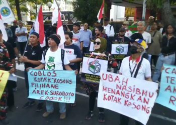 Gabungan Elemen Masyarakat Deklarasi Pilih Kotak Kosong di Depan DPRD Surabaya