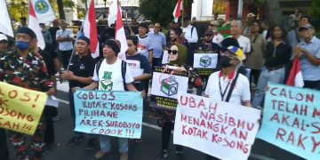 Gabungan Elemen Masyarakat Deklarasi Pilih Kotak Kosong di Depan DPRD Surabaya