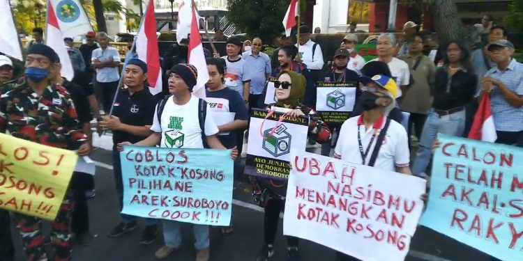 Gabungan Elemen Masyarakat Deklarasi Pilih Kotak Kosong di Depan DPRD Surabaya