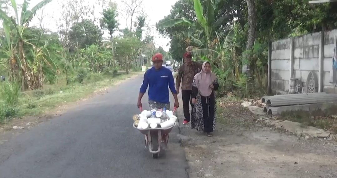 Bawa Gerobak, Warga Dukuhmojo Mojoagung Bayar Ongkos Umroh dengan Uang Koin Rp 31 Juta
