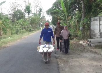Bawa Gerobak, Warga Dukuhmojo Mojoagung Bayar Ongkos Umroh dengan Uang Koin Rp 31 Juta