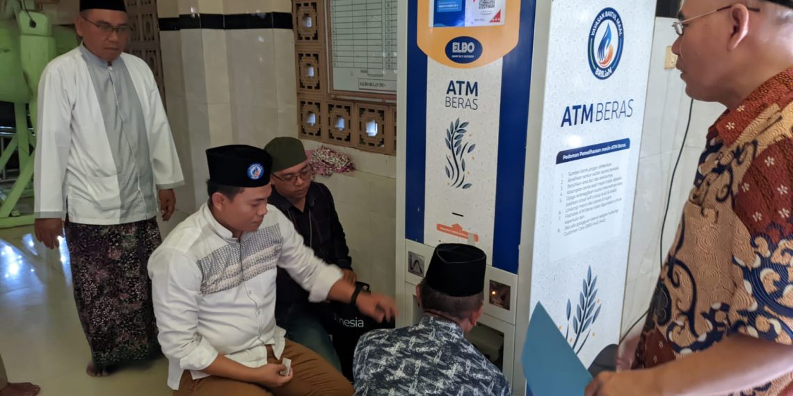 Yayasan Baitul Mal Brilian Berikan Bantuan ATM Beras untuk Jamaah Masjid Solihin Jombang 14 Yayasan Baitul Mal Brilian Berikan Bantuan ATM Beras untuk Jamaah Masjid Solihin Jombang