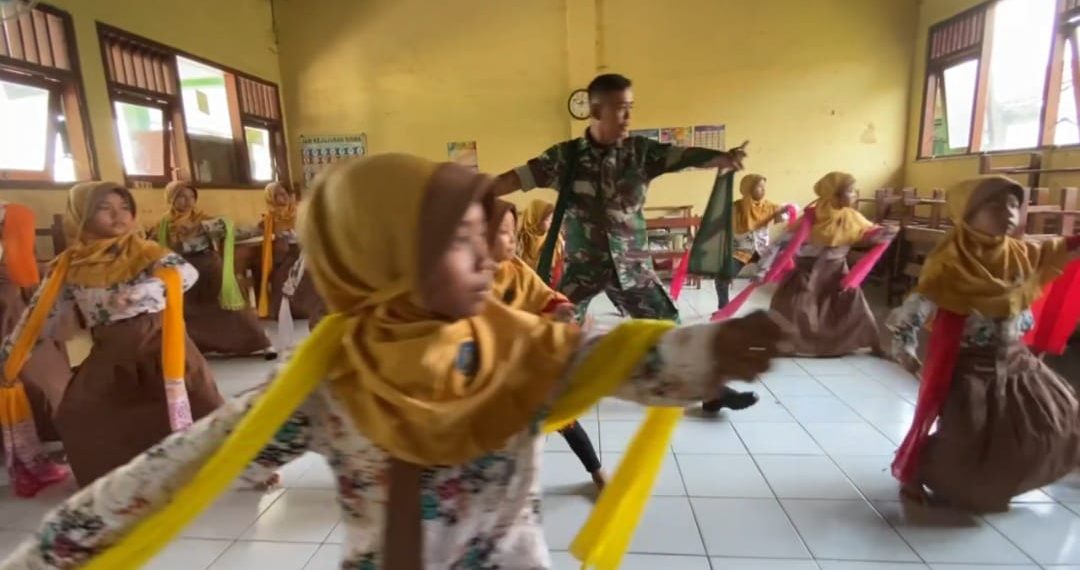 Lestarikan Budaya, Anggota TNI di Jombang Ajari Siswa SD Karangpakis Tari Remo