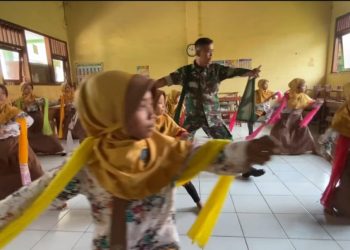 Lestarikan Budaya, Anggota TNI di Jombang Ajari Siswa SD Karangpakis Tari Remo