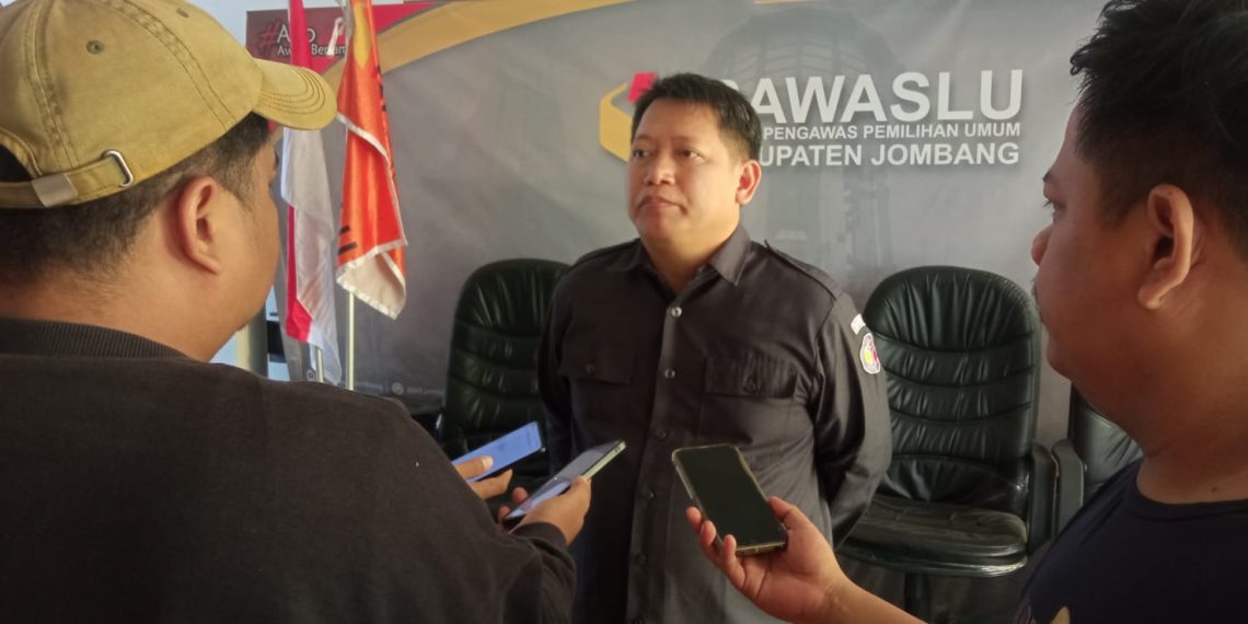Rumahnya Jadi Tempat Kampanye, Kepala Sekolah di Jombang Terancam Undang Undang ASN 14 Rumahnya Jadi Tempat Kampanye, Kepala Sekolah di Jombang Terancam Undang Undang ASN