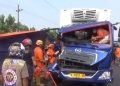Dramatis Evakuasi Sopir Mobil Box Terjepit Usai Tabrak Dump Truck di Jalan Raya Jombang - Surabaya 20 Dramatis Evakuasi Sopir Mobil Box Terjepit Usai Tabrak Dump Truck di Jalan Raya Jombang – Surabaya