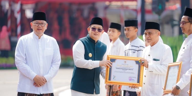 Hari Santri 2024, Pj. Gubernur Jatim Adhy Serukan Santri Jadi Generasi Multitalenta 14 Hari Santri 2024, Pj. Gubernur Jatim Adhy Serukan Santri Jadi Generasi Multitalenta