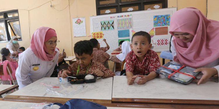 PJs Wali Kota Surabaya Minta Perhatikan Variasi Menu,Saat Tinjau Uji Coba Makan Gratis