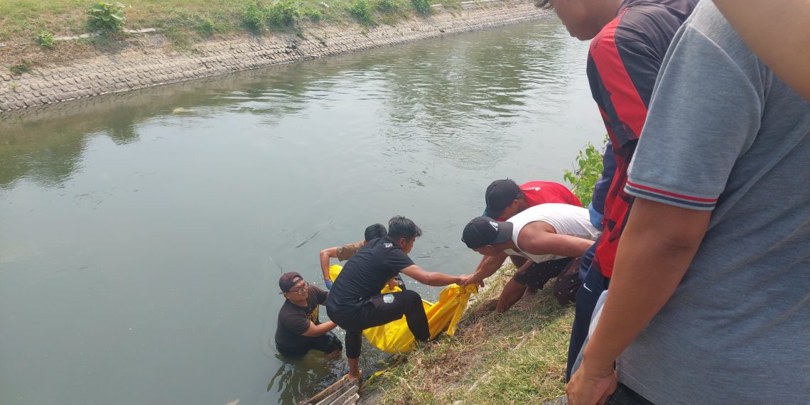 Hilang Sejak Senin, Remaja Putri Ditemukan Tewas Setengah Telanjang di Sungai Waruturi Perak 14 Hilang Sejak Senin, Remaja Putri Ditemukan Tewas Setengah Telanjang di Sungai Waruturi Perak