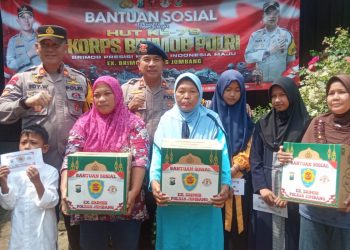 HUT Brimob ke 79 Tahun, Ex Brimob Polres Jombang Salurkan Bansos untuk Warga dan Anak Yatim Piatu