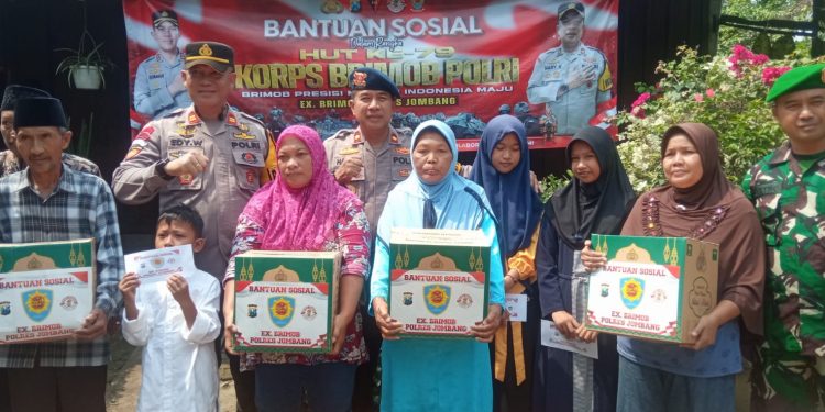 HUT Brimob ke 79 Tahun, Ex Brimob Polres Jombang Salurkan Bansos untuk Warga dan Anak Yatim Piatu 14 HUT Brimob ke 79 Tahun, Ex Brimob Polres Jombang Salurkan Bansos untuk Warga dan Anak Yatim Piatu