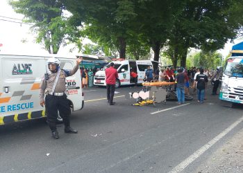 Pemotor Satu Keluarga Bonceng 4 Vs Truk di Jalan Raya Nurcholis Madjid Tunggorono, 2 Tewas