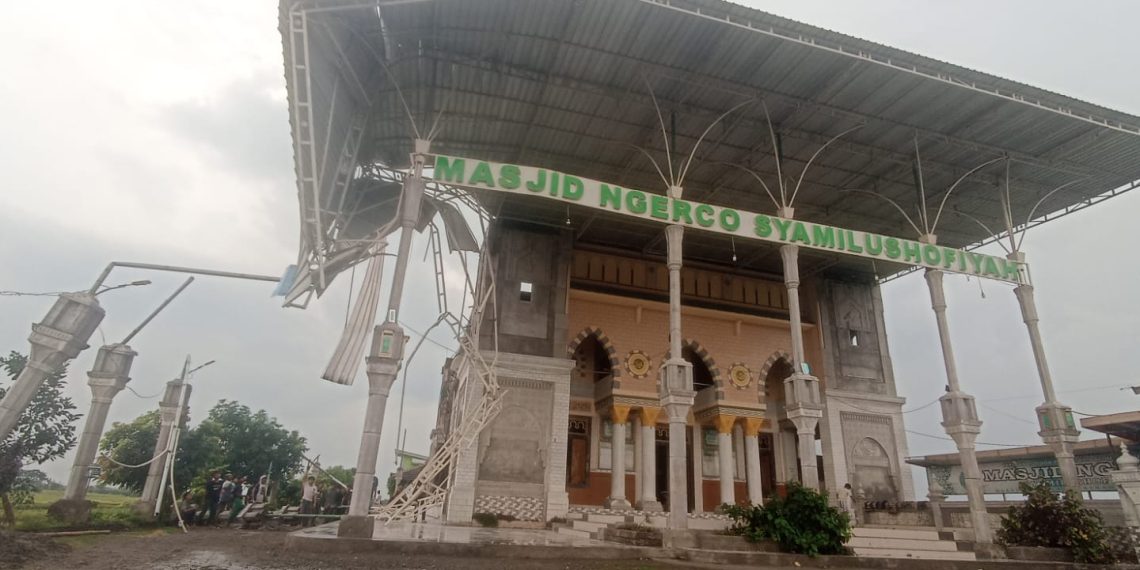 Dua Desa di Jombang Diterjang Angin Kencang Rusak Rumah dan Atap Masjid