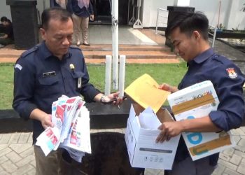 KPU Jombang Musnahkan Ratusan Surat Suara Pilgub Dan Pilbup Rusak
